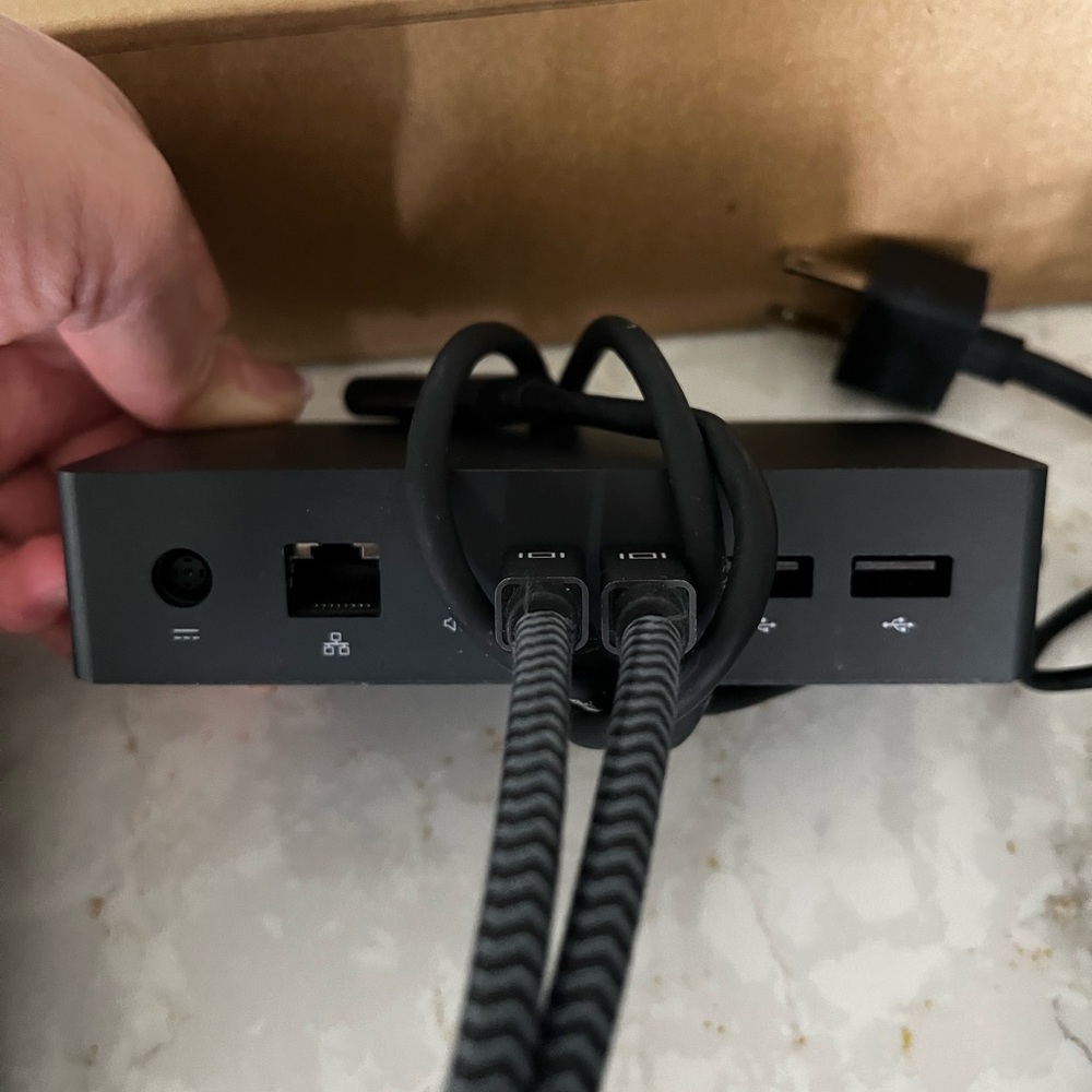 Surface PRO bundle w/ docking station HDMI cable, case , add monitor connector - Picture 8 of 15